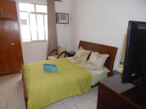 Espaçoso apto de 1 quarto na quadra da Praia